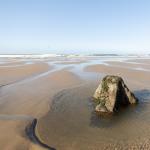 Tétraèdre affleurant le sable à marée basse, Houlgate.